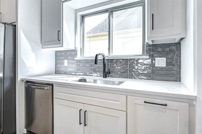 Building Photo - 5638 Dolores St