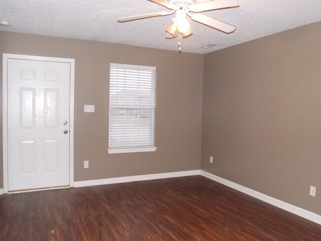 Photo - 180 Coachman Ct