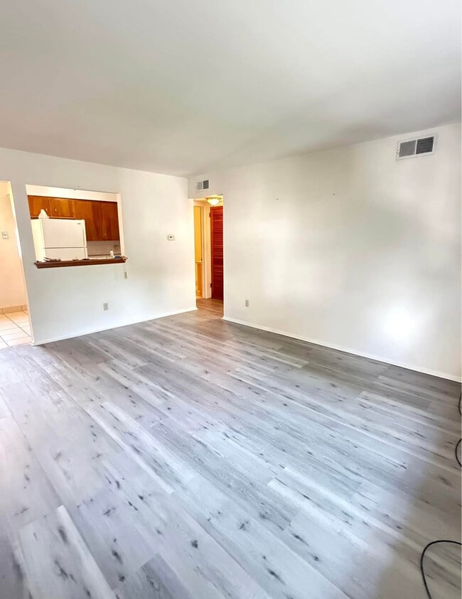 LIVING ROOM - 5032 Firnley Ave Apartments Unit 4