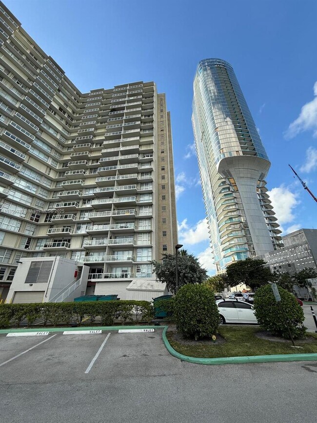 Building Photo - 2451 Brickell Ave Unit 7L Rental