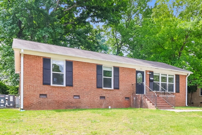 Photo - 511 Derrydowne Dr