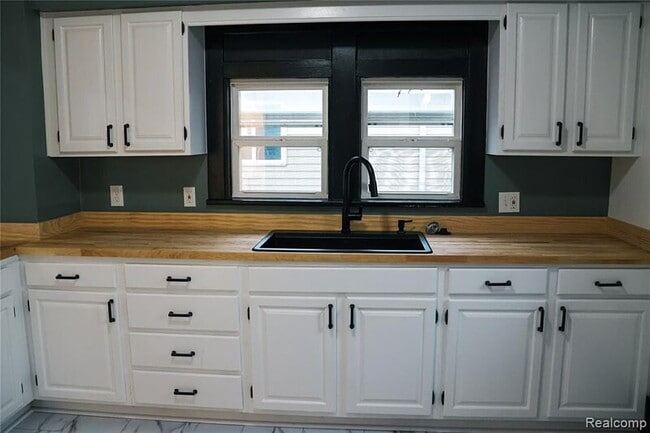 Photo - 618 Clinton St