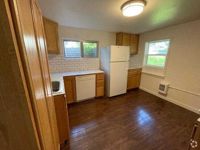 Building Photo - Lieuallen Apts. Unit 241 1/2