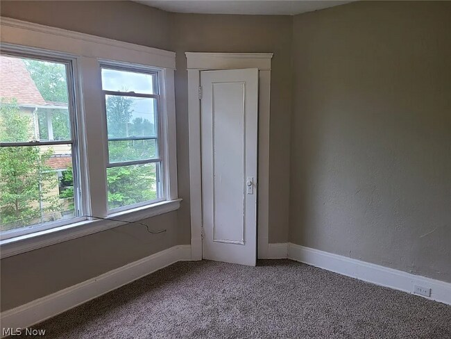 Photo - 1830 Mannering Rd Unit 2