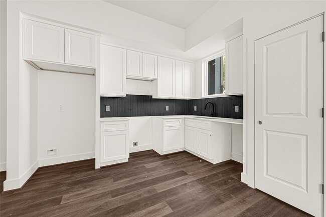 418 Clinton Park St Unit A-D