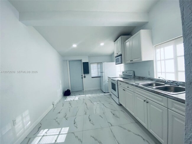 Building Photo - 3100 NW 86th St Unit Back