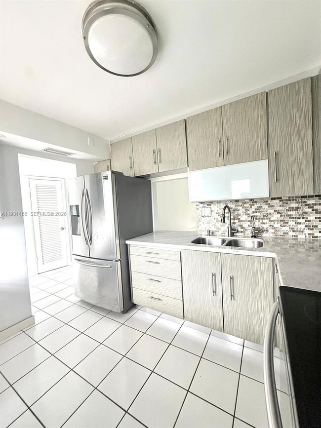 Photo - 1601 NE 191st St Unidad B113