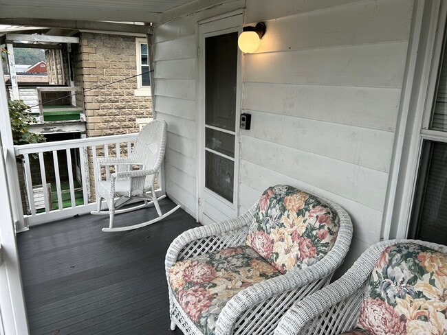 Building Photo - 507 Electric Ave Unit Upstairs 505