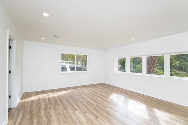 Photo - Large Open-Concept 4 Bedroom with Stunning Pond Views!