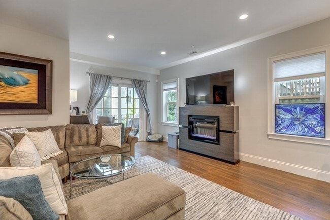 Photo - 141 W 6th St Unidad 1