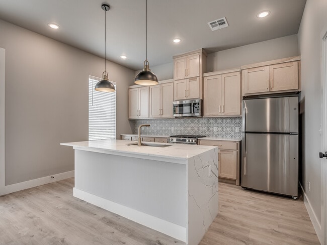 Building Photo - 11329 N Blackwelder Ave