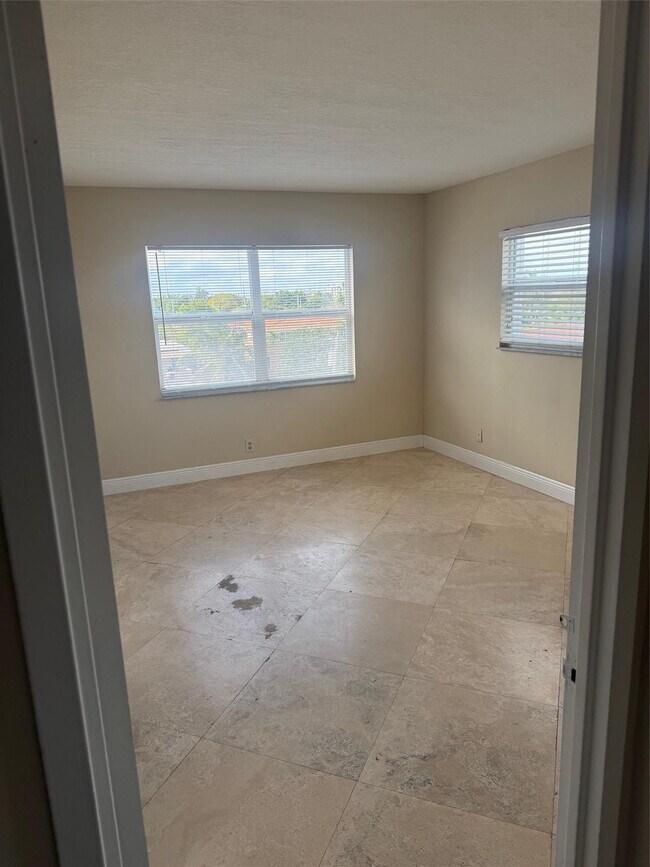 Photo - 2555 NE 11th St Unidad 502