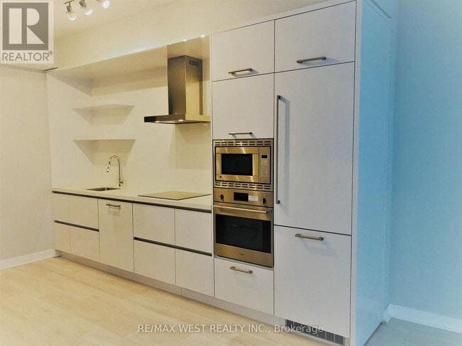 2221 Yonge St Unit 2404