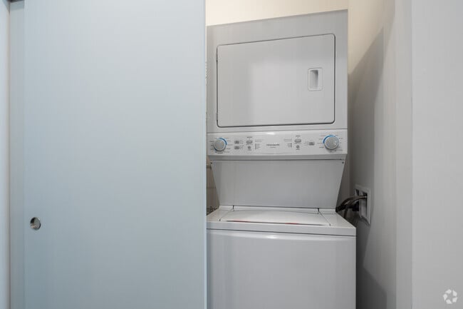 4BR, 3BA - 1,287SF - In-Unit-Washer Dryer - Pacifica on Green