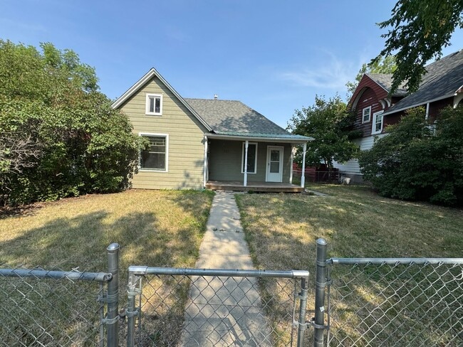Building Photo - Cozy Home