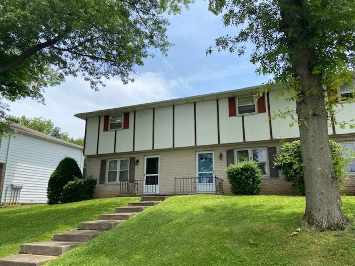 Town Home in York Township - Town Home in York Township