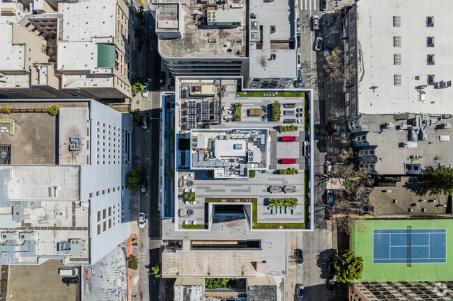 2BR, 2BA - 800SF 90 degree look down
