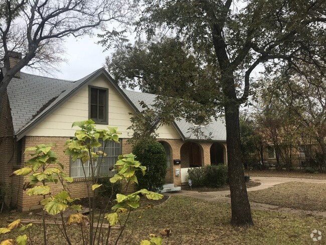 Building Photo - Pretty Tudor Style home with hard wood flo...