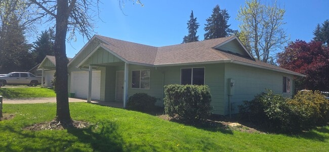 Building Photo - 3 bed/2bath Duplex for Rent