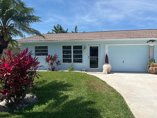Building Photo - Renovated 3 Bed, 2 Bath Annual Rental in Naples Park