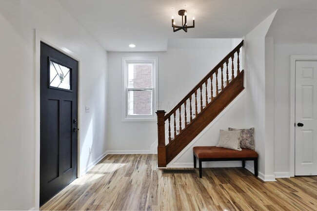 Photo - 423 Stoddart Ave