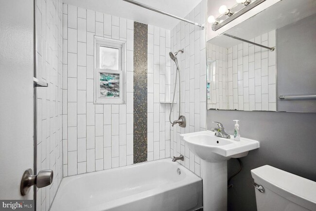 Photo - 6243 Wilson Blvd Unidad 301