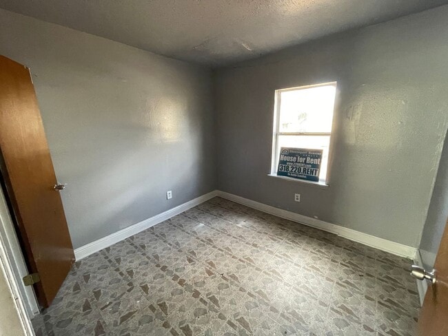 Photo - Special!! Low deposit!!