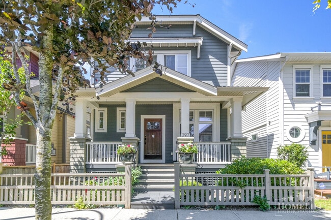 Building Photo - Bright 2 Bed 1 Bath Basement Suite for Rent in South Surrey Unit Basement