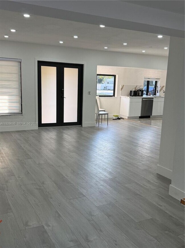 Photo - 1601 NE 158th St