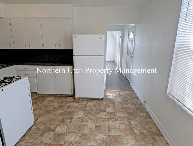 Photo - 1 Bed, 1 Bath, New Carpet Unit 2