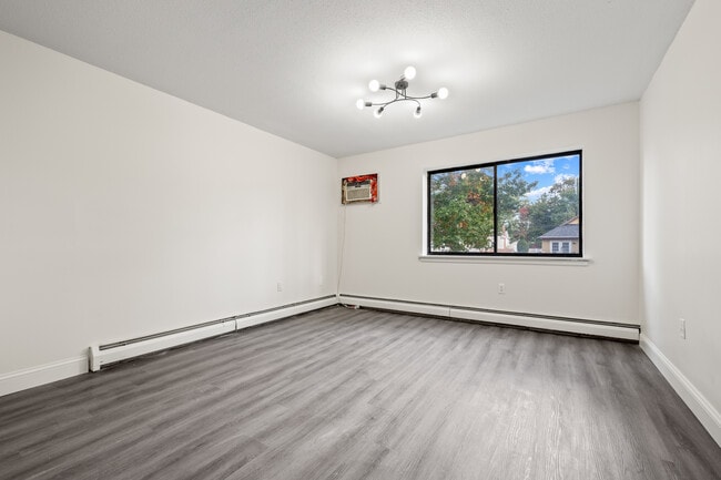 Photo - 18 Signor St