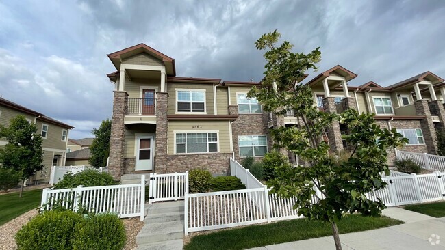 Building Photo - Gorgeous Townhome w/garage