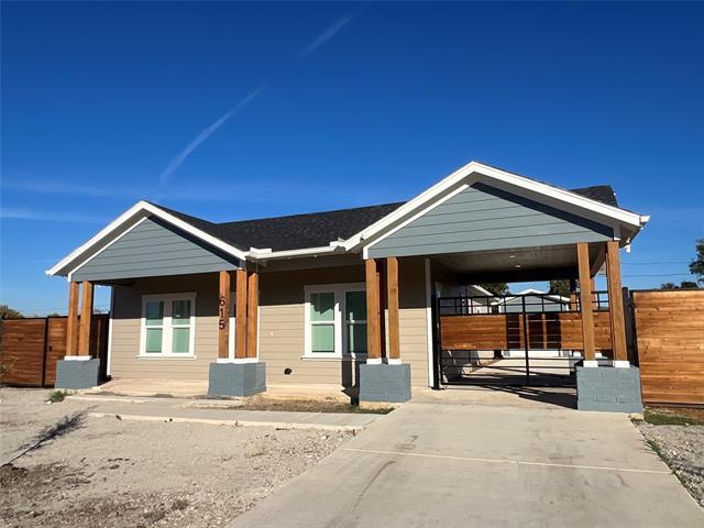 Photo - 615 Luxton St