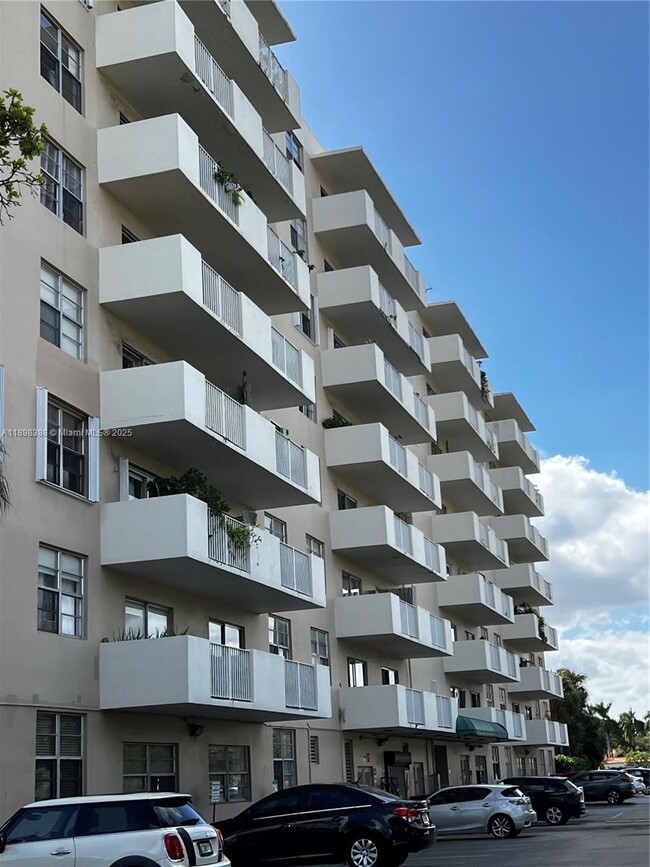 Building Photo - 1455 N Treasure Dr Unit 1R