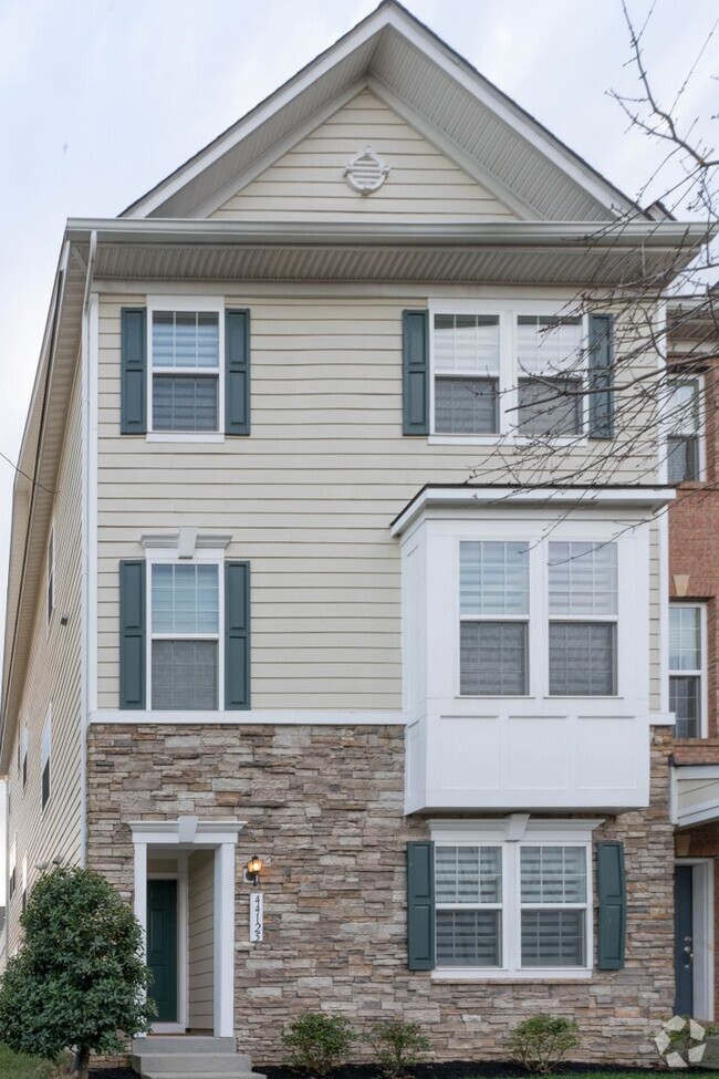 Building Photo - Eastgate Square 4 Bed 3.5 Bath Townhome