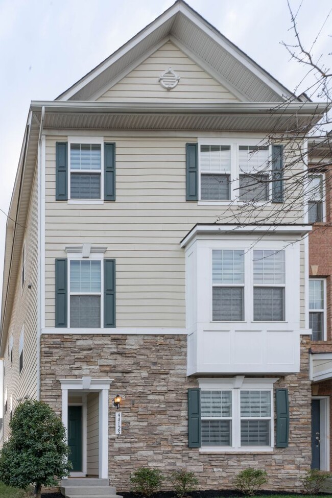 Eastgate Square 4 Bed 3.5 Bath Townhome - Eastgate Square 4 Bed 3.5 Bath Townhome