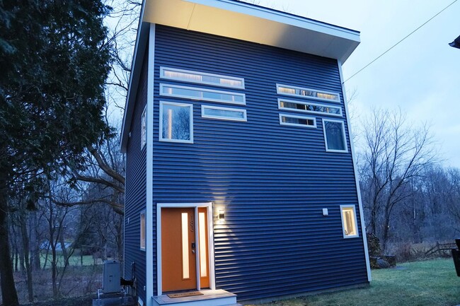Modern, new construction in Williamstown! - Modern, new construction in Williamstown! House
