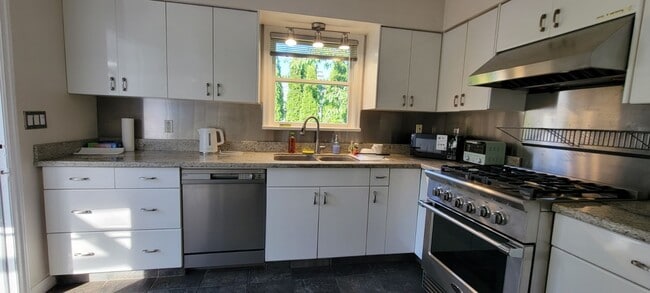 Photo - 1701 Nanaimo St