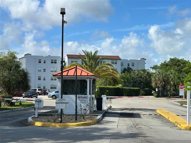 Building Photo - 2851 Somerset Dr Unit 208