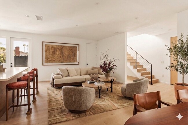 Photo - 17852 Saticoy St