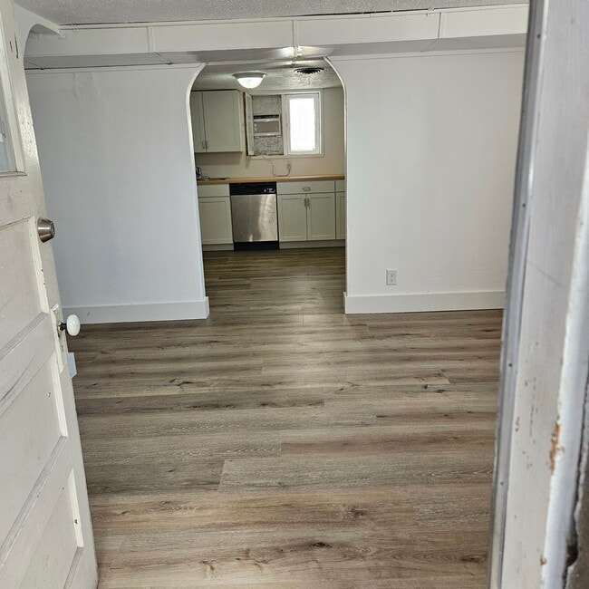 View into apartment from front door leading to Livingroom - 120 W 700 S