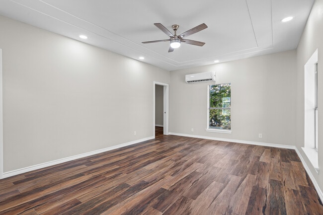 Photo - 1711 Halsell St Unit House