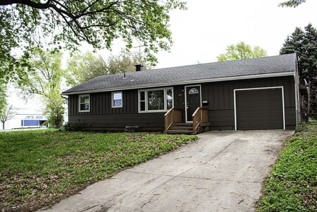 Building Photo - Charming 3 Bed, 1 Bath Home with Garage in Prime Independence Location