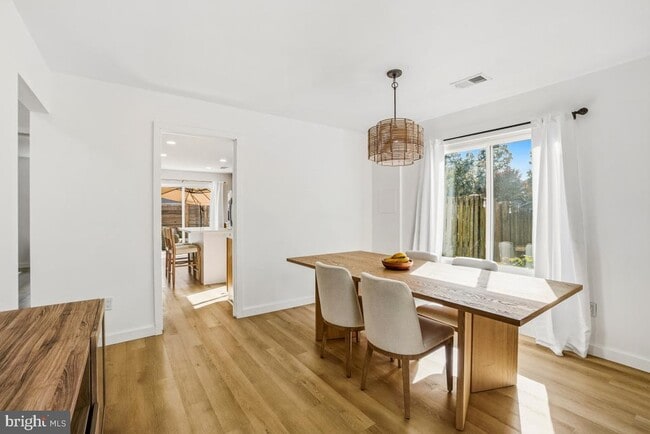 Building Photo - 1527 Hiddenbrook Dr