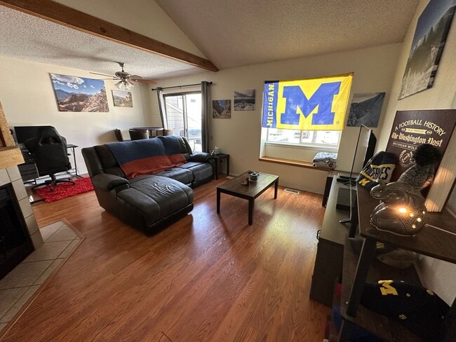 Photo - Spacious 2 Bed / 2 Bath Townhome with Garage