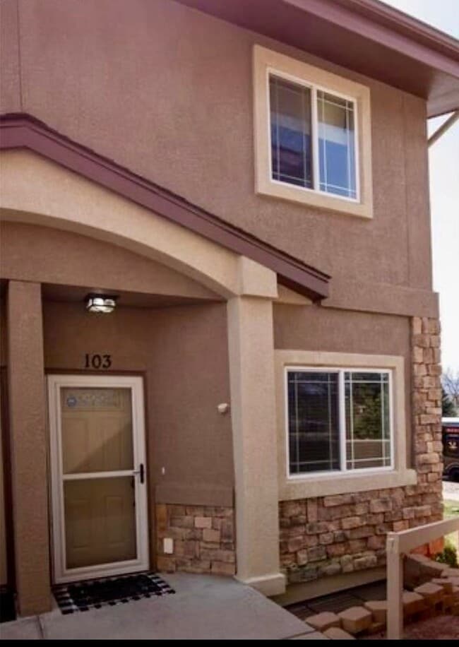 Building Photo - 3 Bedroom Townhome in North Colorado Springs