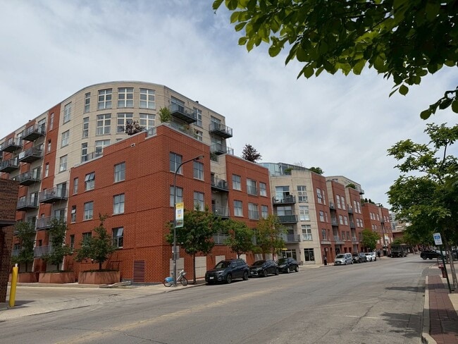 Building Photo - 1222 Chicago Ave Unit 402