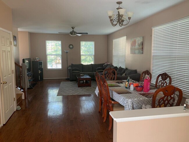 Photo - 812 Lewisburg Ln