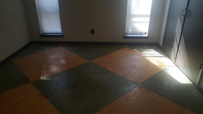 Photo - 663 Watson St