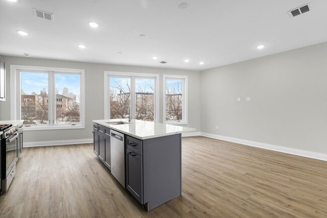 Building Photo - 67 Henry St Unit 2